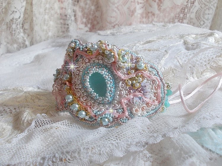 Pulsera de encaje menta Haute-Couture bordada con cristales de Swarovski, cuentas de cristal bohemio, cuentas de semillas y flores de resina Lucite