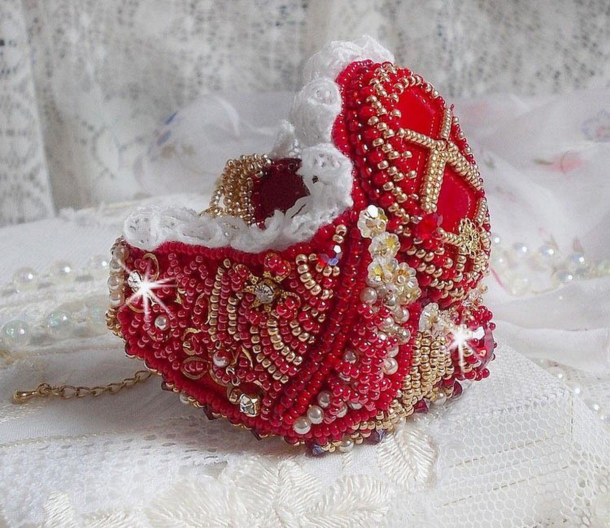 Pulsera Nous Two Haute-Couture bordada con cristales de Swarovski, un cabujón ovalado de cristal rojo y rocallas