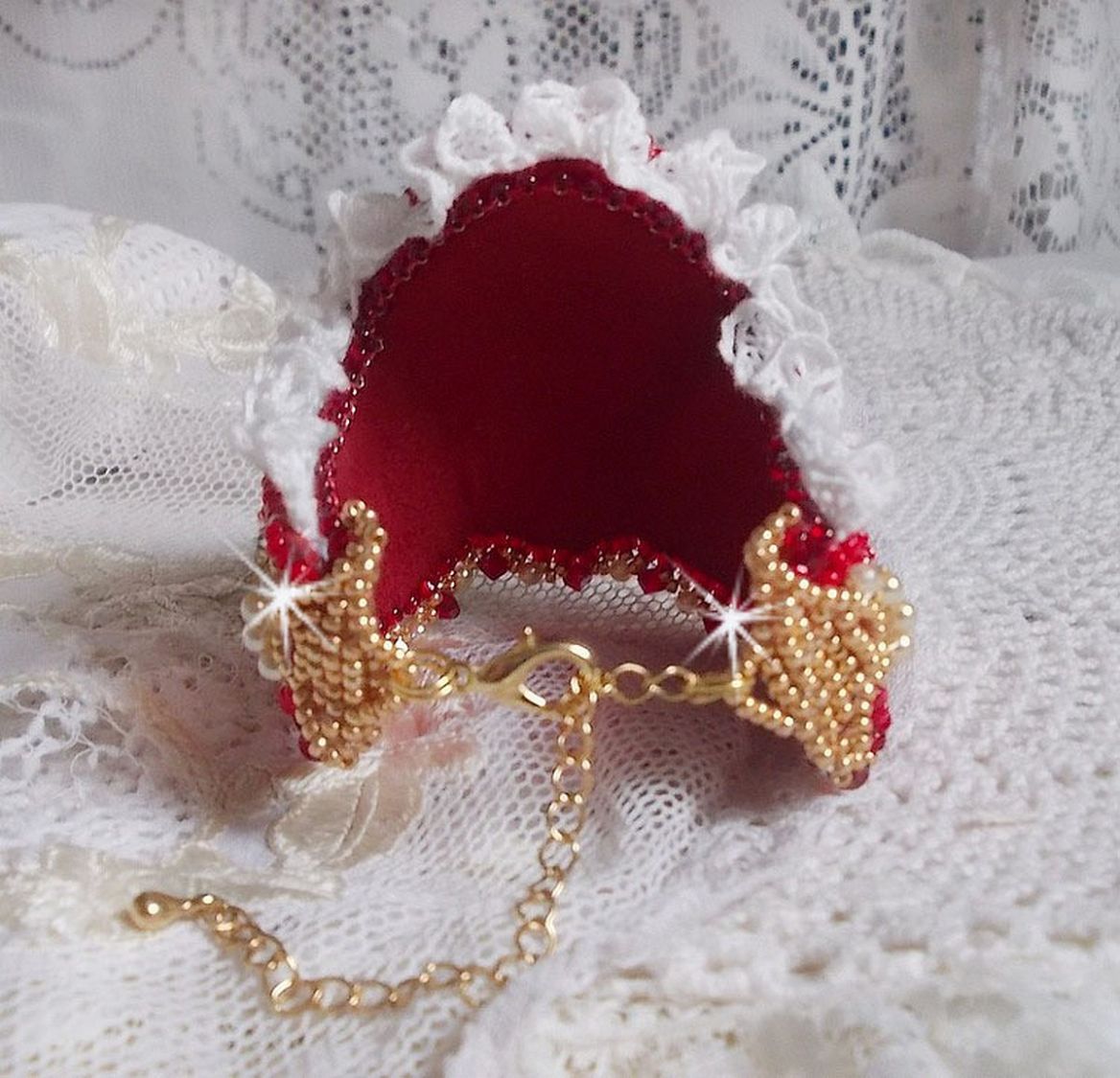 Pulsera Nous Two Haute-Couture bordada con cristales de Swarovski, un cabujón ovalado de cristal rojo y rocallas