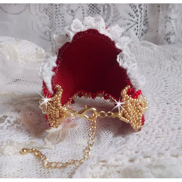 Pulsera Nous Two Haute-Couture bordada con cristales de Swarovski, un cabuj&oacute;n ovalado de cristal rojo y rocallas