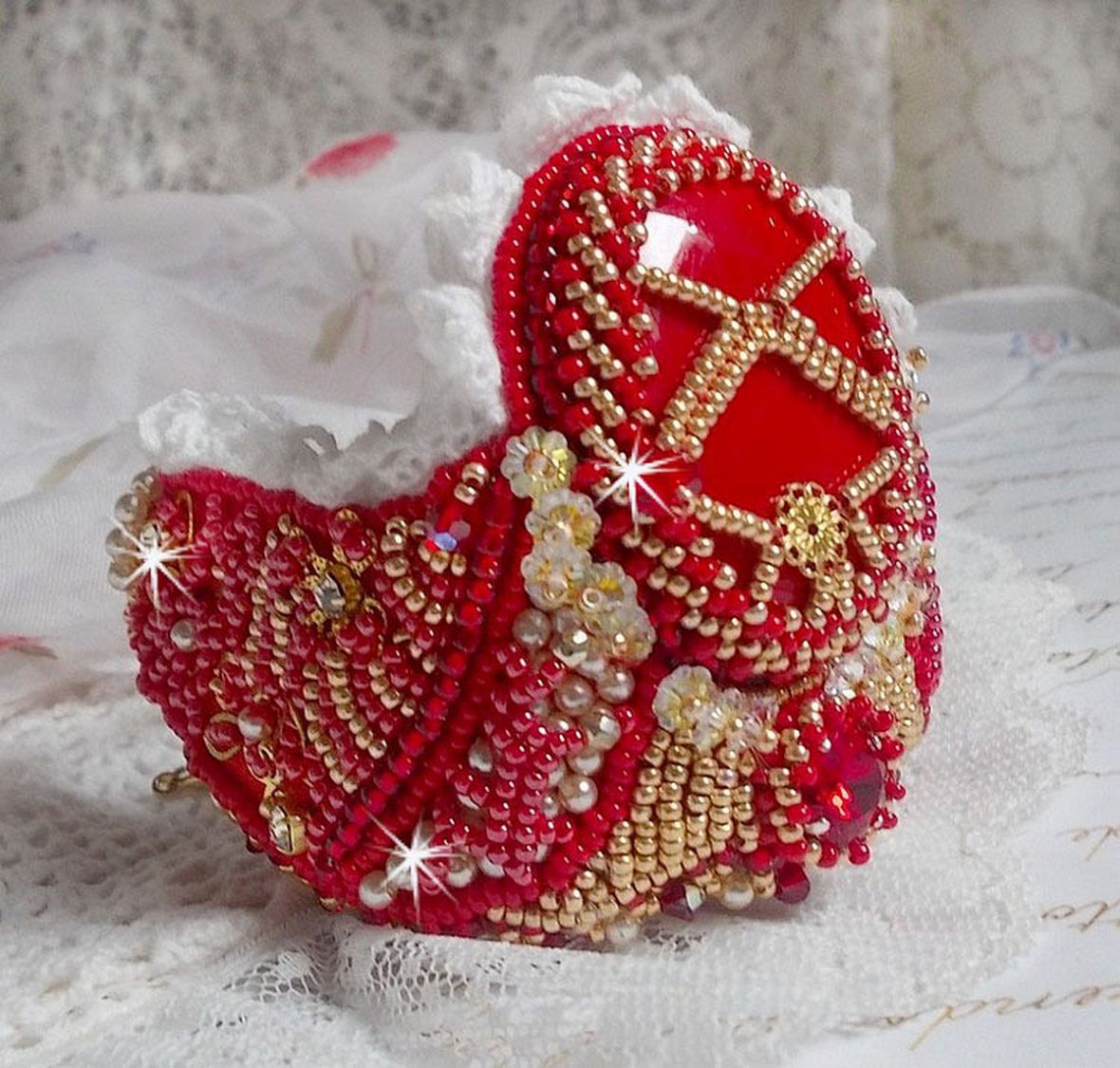 Pulsera Nous Two Haute-Couture bordada con cristales de Swarovski, un cabujón ovalado de cristal rojo y rocallas