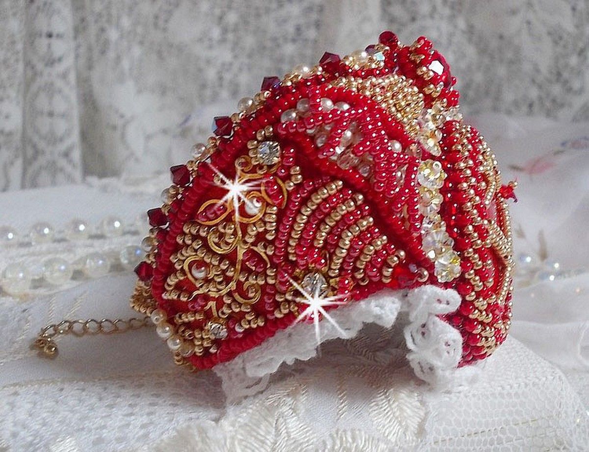 Pulsera Nous Two Haute-Couture bordada con cristales de Swarovski, un cabujón ovalado de cristal rojo y rocallas