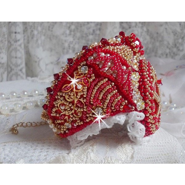 Pulsera Nous Two Haute-Couture bordada con cristales de Swarovski, un cabuj&oacute;n ovalado de cristal rojo y rocallas