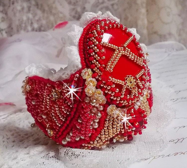 Pulsera Nous Two Haute-Couture bordada con cristales de Swarovski, un cabujón ovalado de cristal rojo y rocallas