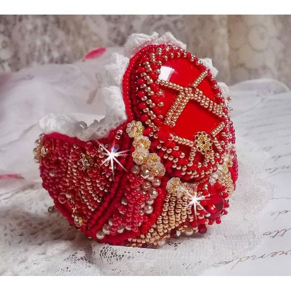 Pulsera Nous Two Haute-Couture bordada con cristales de Swarovski, un cabujón ovalado de cristal rojo y rocallas