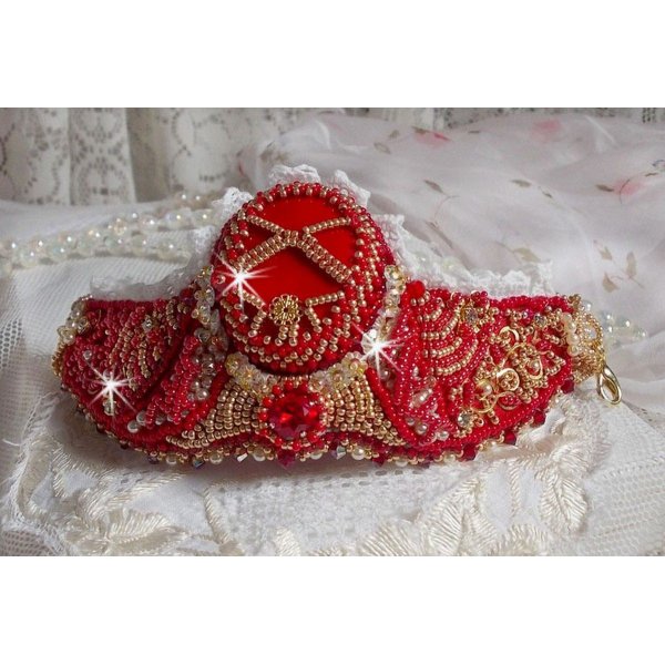 Pulsera Nous Two Haute-Couture bordada con cristales de Swarovski, un cabuj&oacute;n ovalado de cristal rojo y rocallas