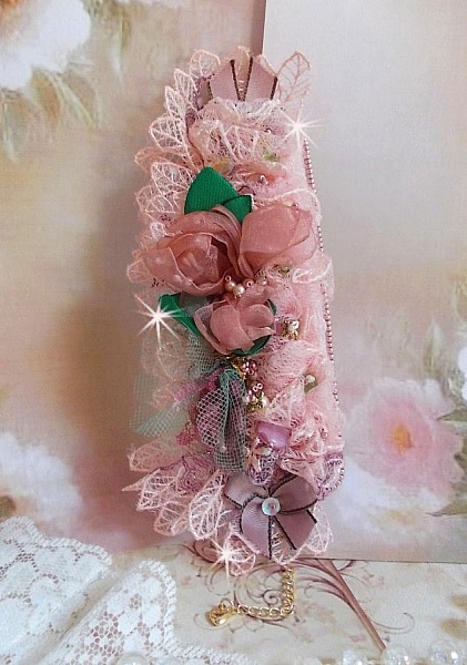 Pulsera Douceur Poudr&eacute;e con fino encaje rosa, cristales de Swarovski, cuentas de vidrio, cuentas de rocalla y accesorios chapados en oro