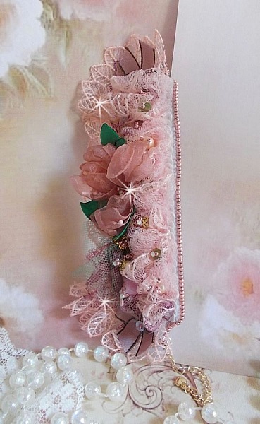 Pulsera Douceur Poudr&eacute;e con fino encaje rosa, cristales de Swarovski, cuentas de vidrio, cuentas de rocalla y accesorios chapados en oro