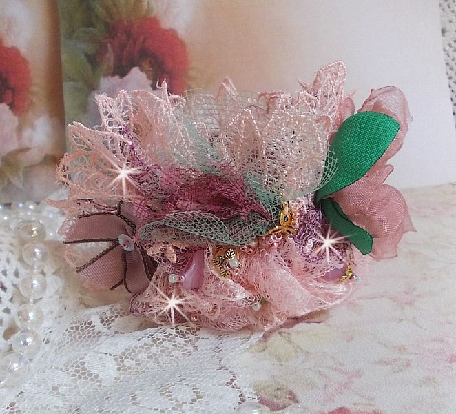 Pulsera Douceur Poudr&eacute;e con fino encaje rosa, cristales de Swarovski, cuentas de vidrio, cuentas de rocalla y accesorios chapados en oro