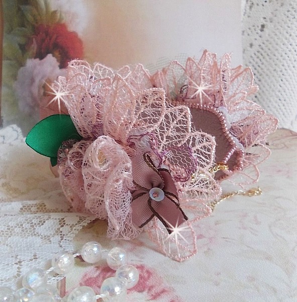 Pulsera Douceur Poudr&eacute;e con fino encaje rosa, cristales de Swarovski, cuentas de vidrio, cuentas de rocalla y accesorios chapados en oro