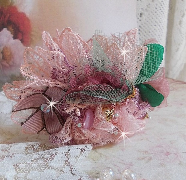 Pulsera Douceur Poudr&eacute;e con fino encaje rosa, cristales de Swarovski, cuentas de vidrio, cuentas de rocalla y accesorios chapados en oro