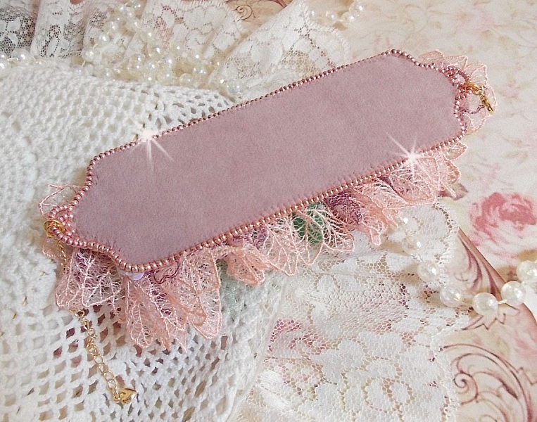 Pulsera Douceur Poudr&eacute;e con fino encaje rosa, cristales de Swarovski, cuentas de vidrio, cuentas de rocalla y accesorios chapados en oro