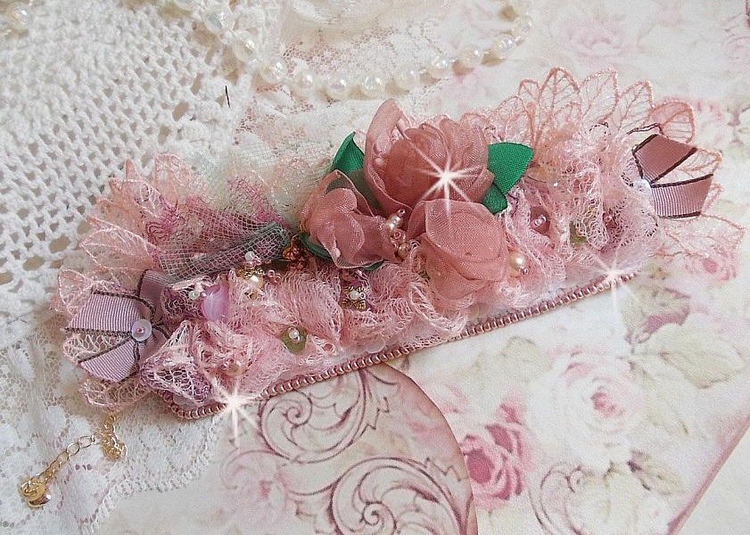 Pulsera Douceur Poudr&eacute;e con fino encaje rosa, cristales de Swarovski, cuentas de vidrio, cuentas de rocalla y accesorios chapados en oro