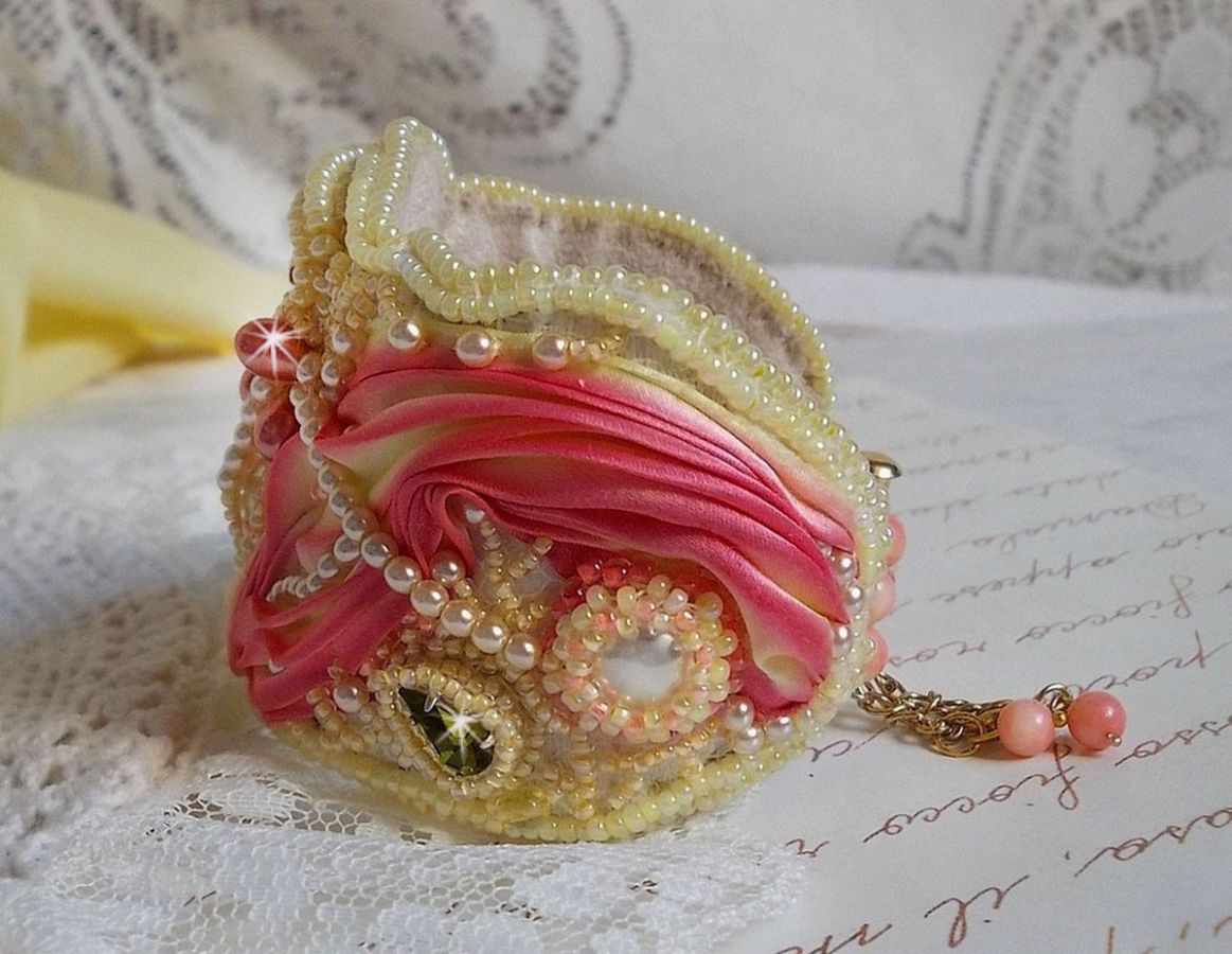 Pulsera brazalete Les Délices de L'Eté Haute-Couture bordada con una cinta de seda amarilla y rosa, perlas redondas, gotas nacaradas y rocallas