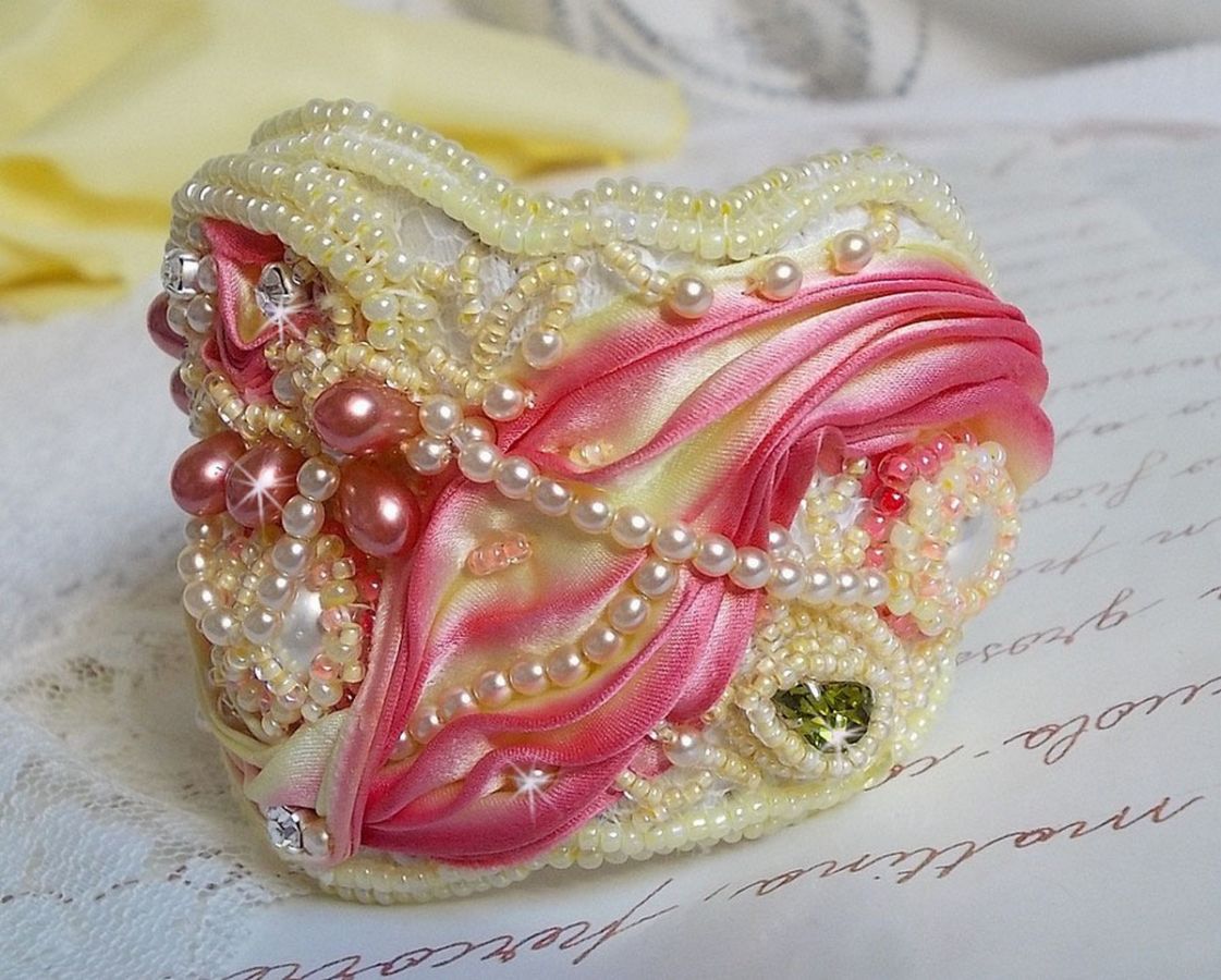 Pulsera brazalete Les Délices de L'Eté Haute-Couture bordada con una cinta de seda amarilla y rosa, perlas redondas, gotas nacaradas y rocallas