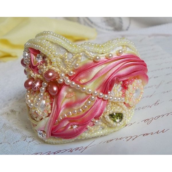 Pulsera brazalete Les D&eacute;lices de L'Et&eacute; Haute-Couture bordada con una cinta de seda amarilla y rosa, perlas redondas, gotas nacaradas y rocallas