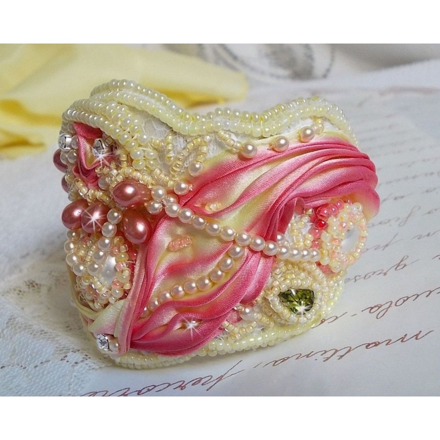 Pulsera brazalete Les Délices de L'Eté Haute-Couture bordada con una cinta de seda amarilla y rosa, perlas redondas, gotas nacaradas y rocallas