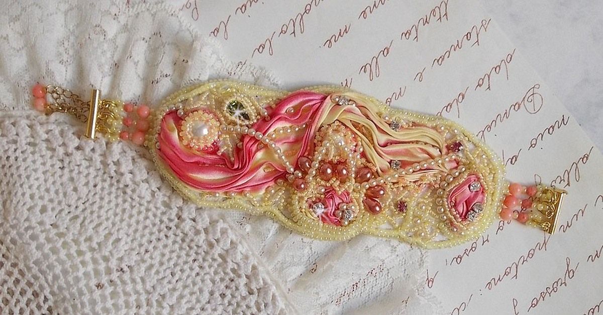 Pulsera brazalete Les Délices de L'Eté Haute-Couture bordada con una cinta de seda amarilla y rosa, perlas redondas, gotas nacaradas y rocallas