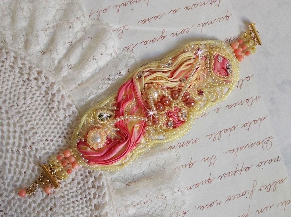 Pulsera brazalete Les Délices de L'Eté Haute-Couture bordada con una cinta de seda amarilla y rosa, perlas redondas, gotas nacaradas y rocallas