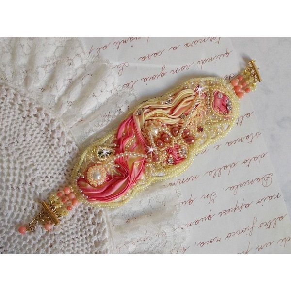Pulsera brazalete Les D&eacute;lices de L'Et&eacute; Haute-Couture bordada con una cinta de seda amarilla y rosa, perlas redondas, gotas nacaradas y rocallas