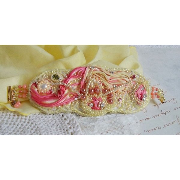 Pulsera brazalete Les Délices de L'Eté Haute-Couture bordada con una cinta de seda amarilla y rosa, perlas redondas, gotas nacaradas y rocallas