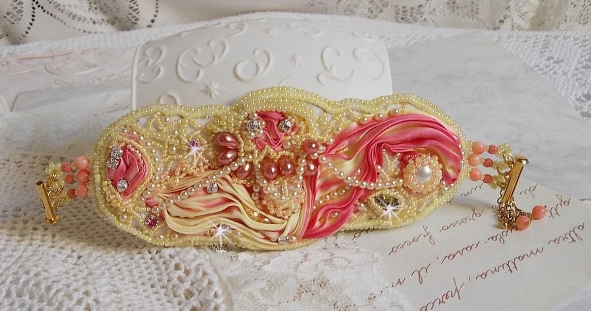 Pulsera brazalete Les Délices de L'Eté Haute-Couture bordada con una cinta de seda amarilla y rosa, perlas redondas, gotas nacaradas y rocallas