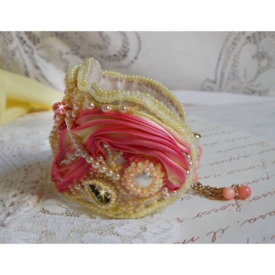 Pulsera brazalete Les Délices de L'Eté Haute-Couture bordada con una cinta de seda amarilla y rosa, perlas redondas, gotas nacaradas y rocallas