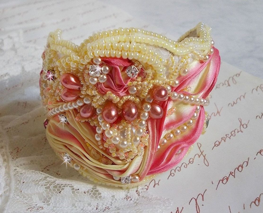 Pulsera brazalete Les Délices de L'Eté Haute-Couture bordada con una cinta de seda amarilla y rosa, perlas redondas, gotas nacaradas y rocallas