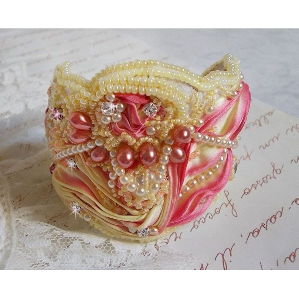 Pulsera brazalete Les D&eacute;lices de L'Et&eacute; Haute-Couture bordada con una cinta de seda amarilla y rosa, perlas redondas, gotas nacaradas y rocallas