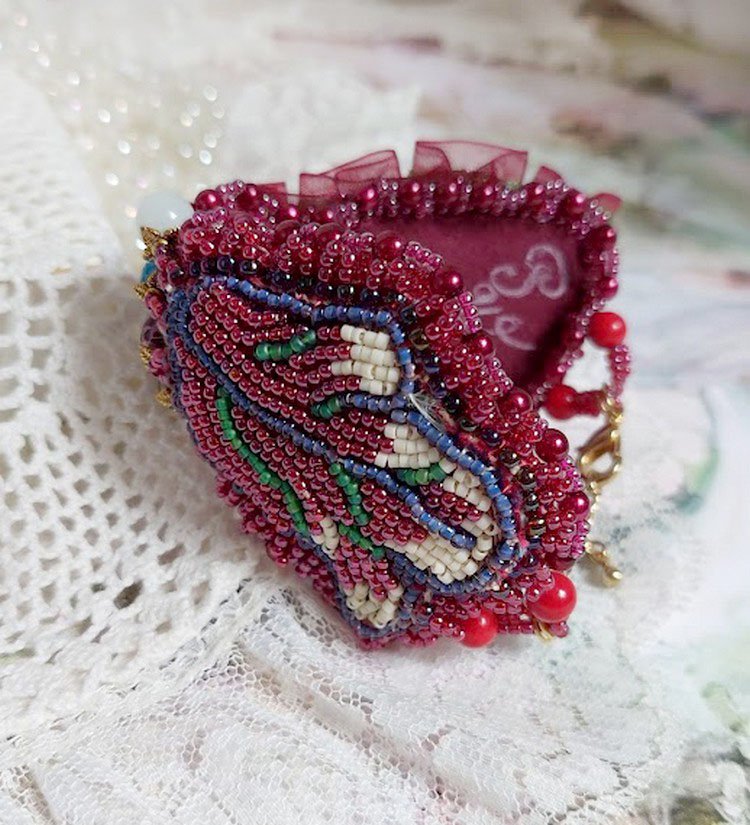 Encantadora pulsera otoñal bordada con cristales de Swarovski, cuentas redondas de resina nacarada, encaje y cuentas de rocalla