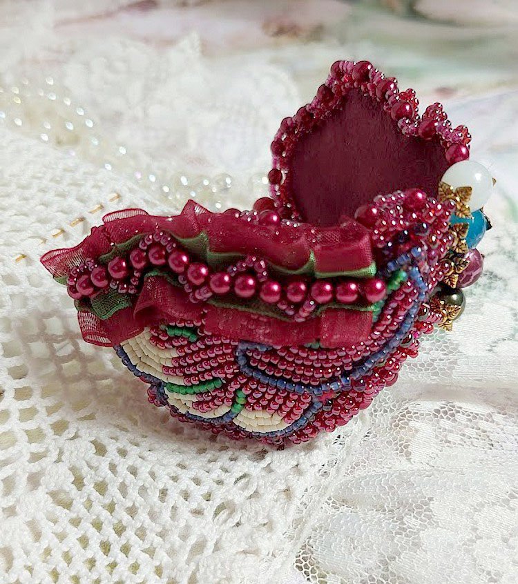 Encantadora pulsera otoñal bordada con cristales de Swarovski, cuentas redondas de resina nacarada, encaje y cuentas de rocalla