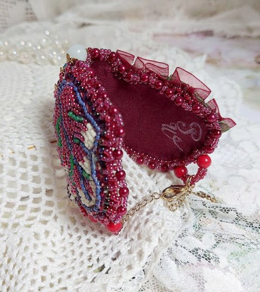 Encantadora pulsera oto&ntilde;al bordada con cristales de Swarovski, cuentas redondas de resina nacarada, encaje y cuentas de rocalla