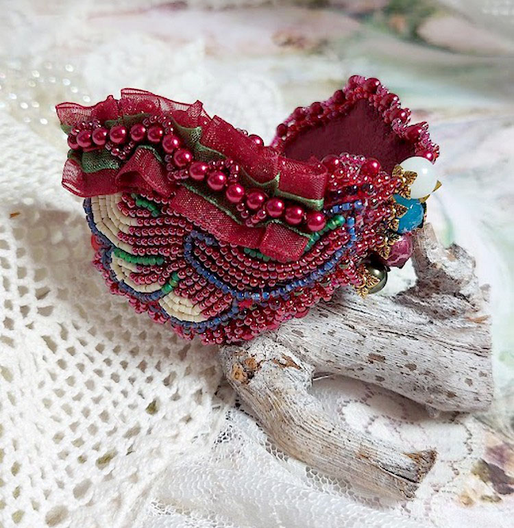 Encantadora pulsera otoñal bordada con cristales de Swarovski, cuentas redondas de resina nacarada, encaje y cuentas de rocalla