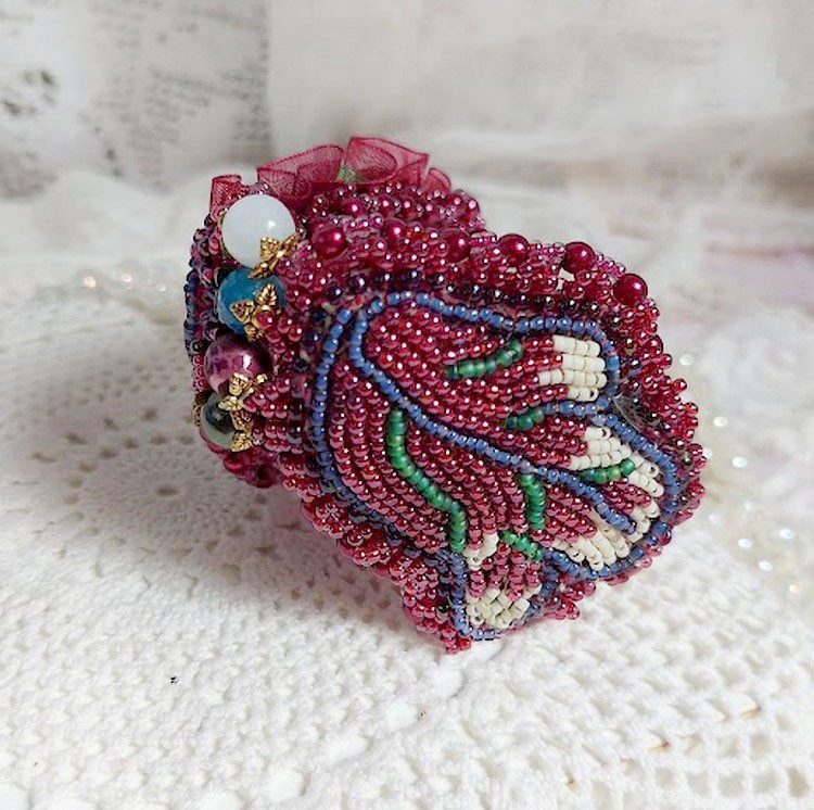 Encantadora pulsera otoñal bordada con cristales de Swarovski, cuentas redondas de resina nacarada, encaje y cuentas de rocalla