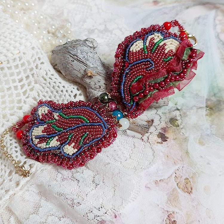 Encantadora pulsera otoñal bordada con cristales de Swarovski, cuentas redondas de resina nacarada, encaje y cuentas de rocalla