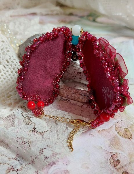 Encantadora pulsera oto&ntilde;al bordada con cristales de Swarovski, cuentas redondas de resina nacarada, encaje y cuentas de rocalla