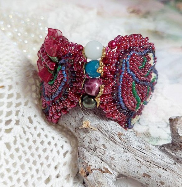 Encantadora pulsera otoñal bordada con cristales de Swarovski, cuentas redondas de resina nacarada, encaje y cuentas de rocalla
