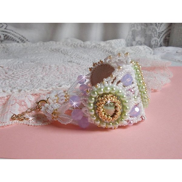 Pulsera Envol&eacute;e Fleurie bordada con cristales de Swarovski, cabujones de resina, perlas redondas y rocallas Miyuki