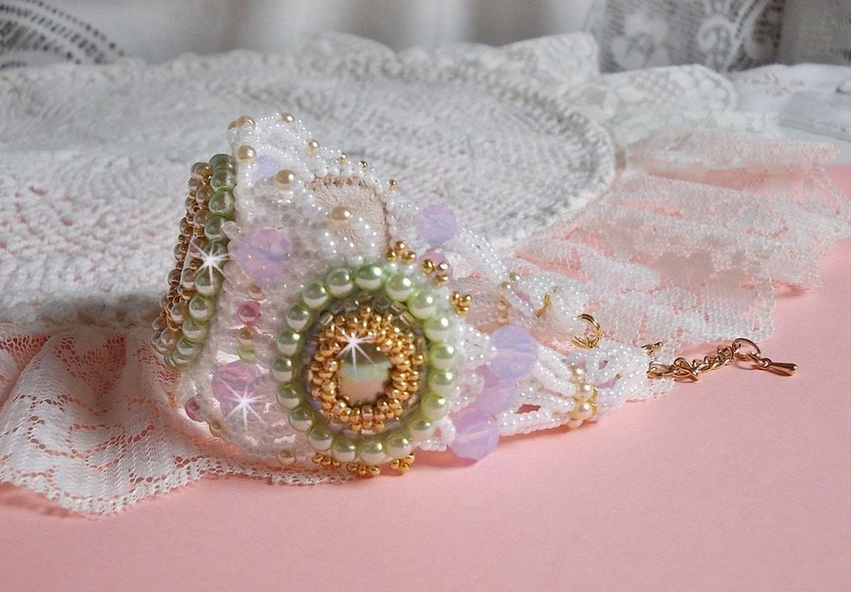 Pulsera Envolée Fleurie bordada con cristales de Swarovski, cabujones de resina, perlas redondas y rocallas Miyuki