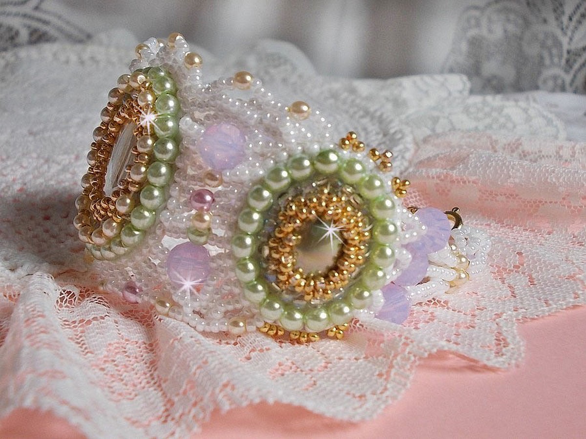 Pulsera Envolée Fleurie bordada con cristales de Swarovski, cabujones de resina, perlas redondas y rocallas Miyuki