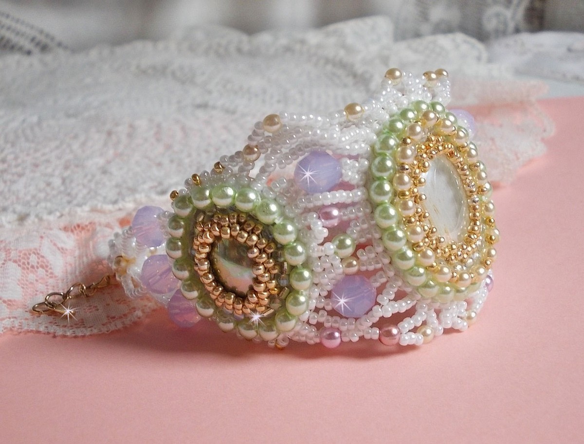 Pulsera Envolée Fleurie bordada con cristales de Swarovski, cabujones de resina, perlas redondas y rocallas Miyuki