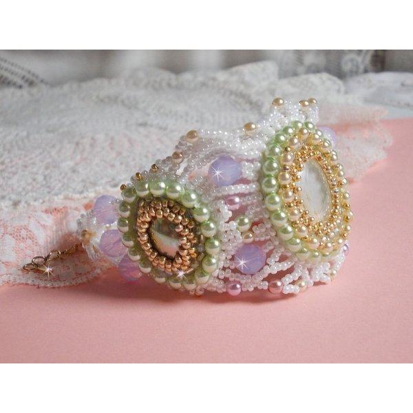 Pulsera Envol&eacute;e Fleurie bordada con cristales de Swarovski, cabujones de resina, perlas redondas y rocallas Miyuki