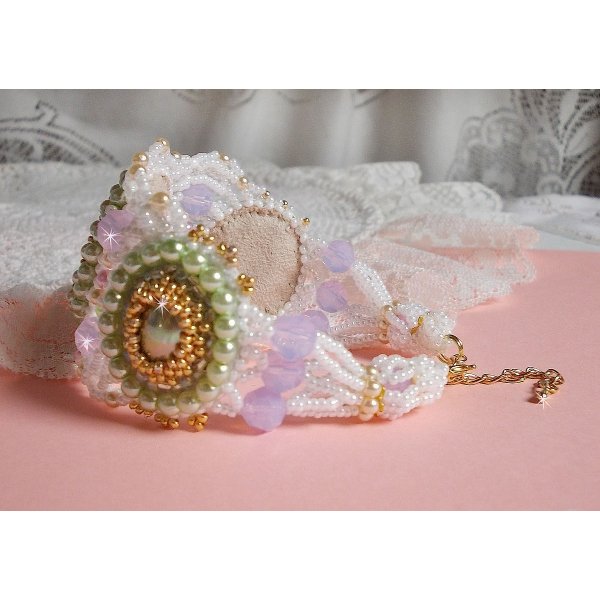 Pulsera Envol&eacute;e Fleurie bordada con cristales de Swarovski, cabujones de resina, perlas redondas y rocallas Miyuki