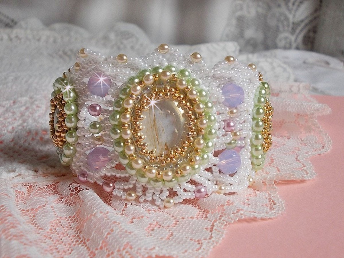 Pulsera Envolée Fleurie bordada con cristales de Swarovski, cabujones de resina, perlas redondas y rocallas Miyuki