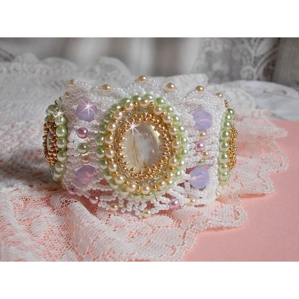 Pulsera Envol&eacute;e Fleurie bordada con cristales de Swarovski, cabujones de resina, perlas redondas y rocallas Miyuki