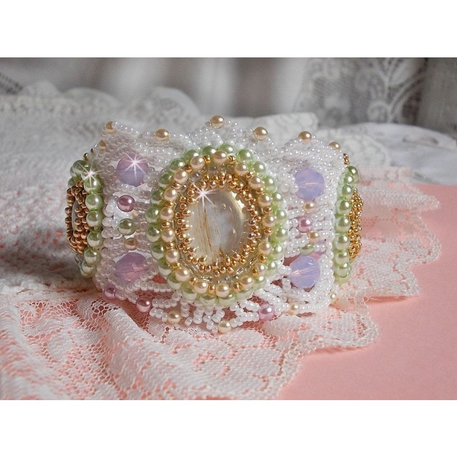 Pulsera Envolée Fleurie bordada con cristales de Swarovski, cabujones de resina, perlas redondas y rocallas Miyuki