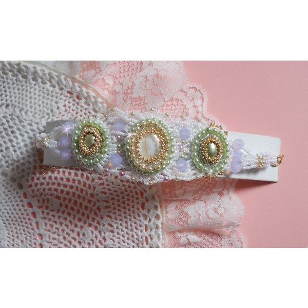 Pulsera Envolée Fleurie bordada con cristales de Swarovski, cabujones de resina, perlas redondas y rocallas Miyuki