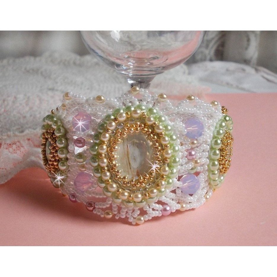 Pulsera Envolée Fleurie bordada con cristales de Swarovski, cabujones de resina, perlas redondas y rocallas Miyuki