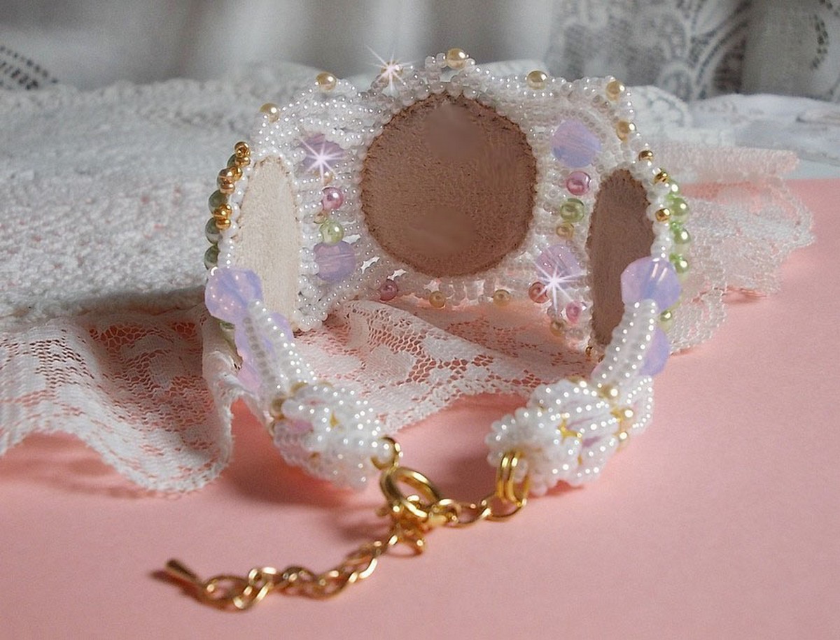 Pulsera Envolée Fleurie bordada con cristales de Swarovski, cabujones de resina, perlas redondas y rocallas Miyuki