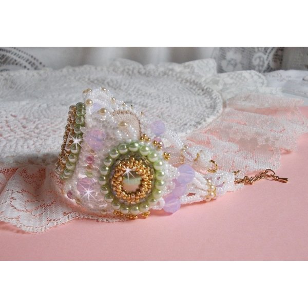 Pulsera Envol&eacute;e Fleurie bordada con cristales de Swarovski, cabujones de resina, perlas redondas y rocallas Miyuki